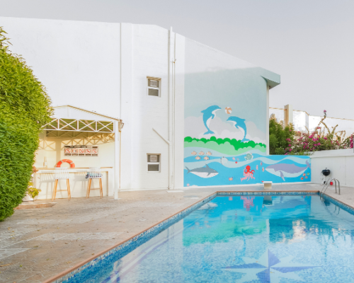 swimming pool available in holiday villas in dubai for rent located in the central neighbourhood of Jumeirah 3, just 2 minutes from Sheikh Zayed Road.