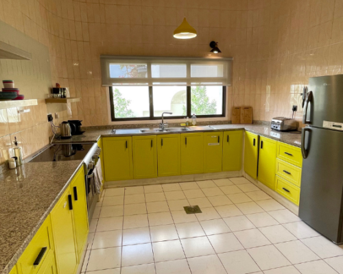 kitchen in holiday villas in dubai for rent located in the central neighbourhood of Jumeirah 3, just 2 minutes from Sheikh Zayed Road.