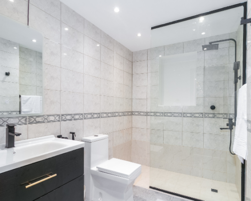 luxury bath facilities available in villa for rent located in the central neighbourhood of Jumeirah 3, just 2 minutes from Sheikh Zayed Road.