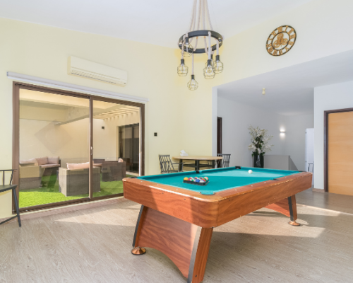 snooker game available in vacation villas in dubai for rent at located in the central neighbourhood of Jumeirah 3, just 2 minutes from Sheikh Zayed Road.
